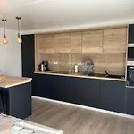Modern And Cosy Ecolodge, Shared Heated Pool, בית הארחה