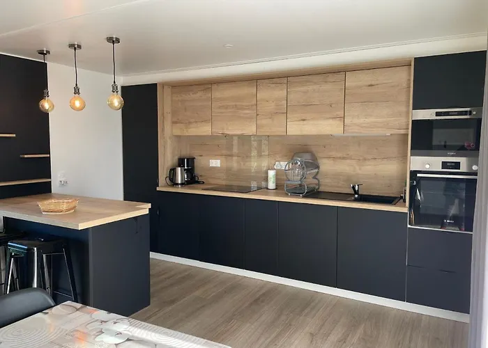 Modern And Cosy Ecolodge, Shared Heated Pool, Guest house